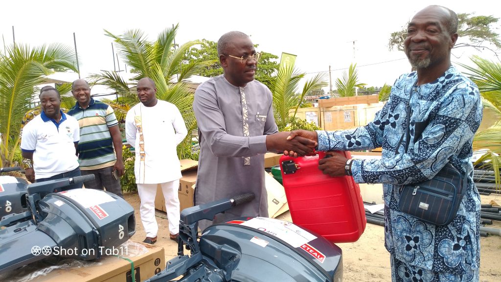 Remise des équipements du sous-projet social de WACA